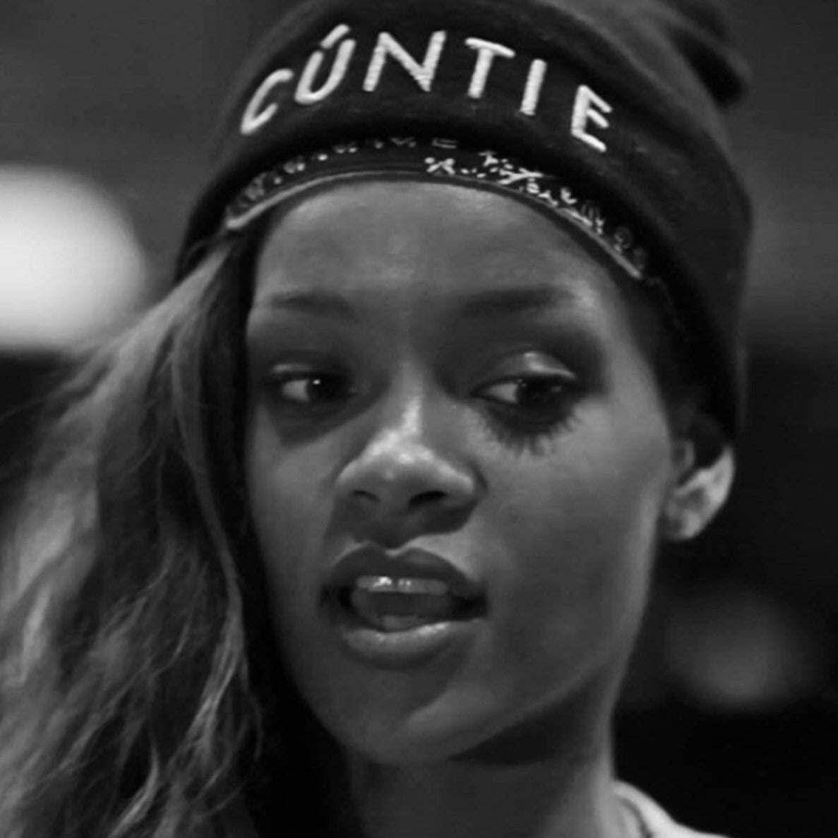CÚNTIE BLACK/GOLD BEANIE