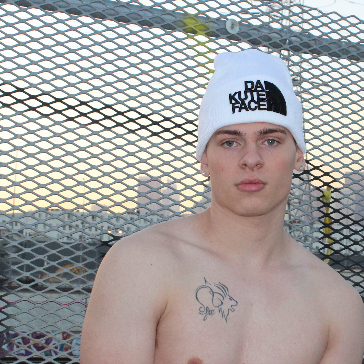 DA KUTE FACE WHITE BEANIE
